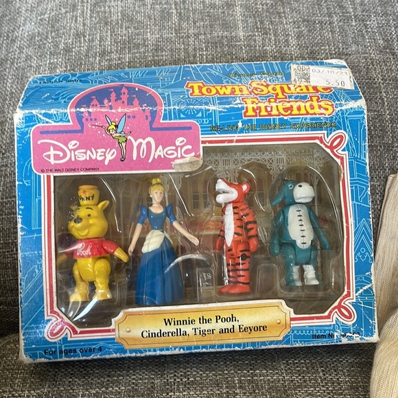 Disney World Town Square Friends Unopened in original box - Picture 2 of 4